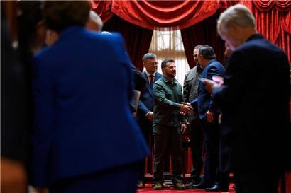 Der ukrainische Präsident Wolodymyr Selenskyj am Donnerstag in Washington im Gespräch mit dem konservativen Senator Ted Cruz
