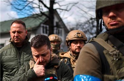 Der ukrainische Präsident Wolodymyr Selenskyj besuchte gestern Butscha
