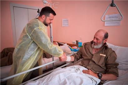 Der ukrainische Präsident Wolodymyr Selenskyj besuchte am Donnerstag in einem Krankenhaus in Charkiw ukrainische Soldaten, die bei der jüngsten russischen Offensive verletzt wurden
