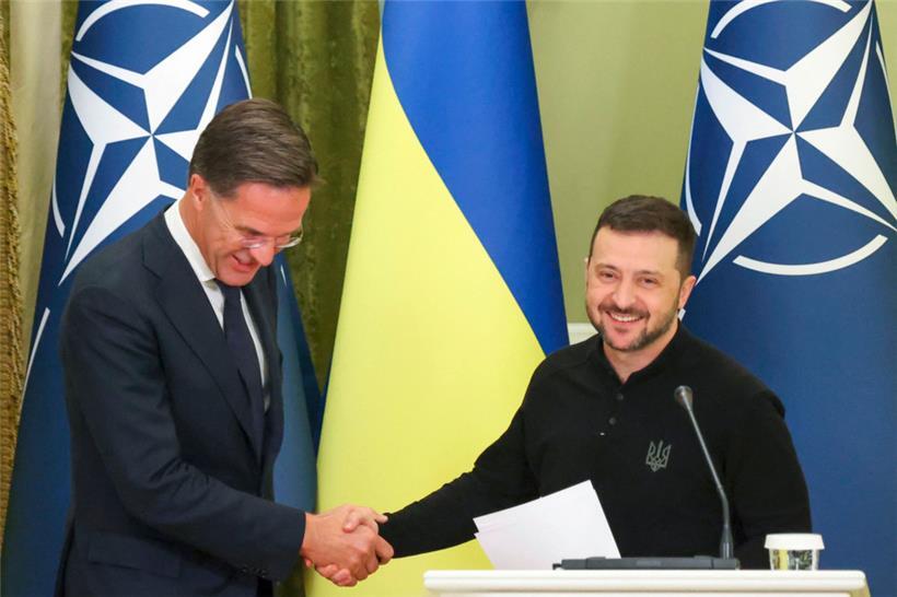 Der ukrainische Präsident Wolodymyr Selenskyj braucht derzeit mehr als warme Worte vom neuen NATO-Generalsekretär Mark Rutte (l.)
