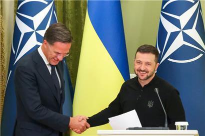Der ukrainische Präsident Wolodymyr Selenskyj braucht derzeit mehr als warme Worte vom neuen NATO-Generalsekretär Mark Rutte (l.)
