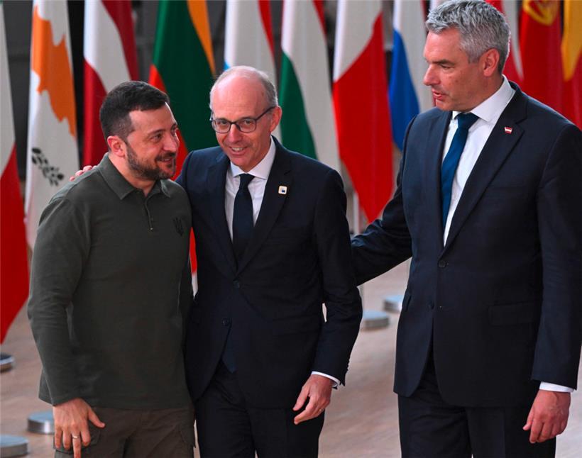 Der ukrainische Präsident Wolodymyr Selenskyj gemeinsam mit dem luxemburgischen Premierminister Luc Frieden und dem österreichischen Kanzler Karl Nehammer im Brüsseler Ratsgebäude
