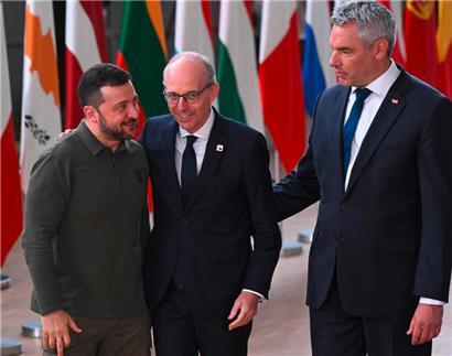 Der ukrainische Präsident Wolodymyr Selenskyj gemeinsam mit dem luxemburgischen Premierminister Luc Frieden und dem österreichischen Kanzler Karl Nehammer im Brüsseler Ratsgebäude
