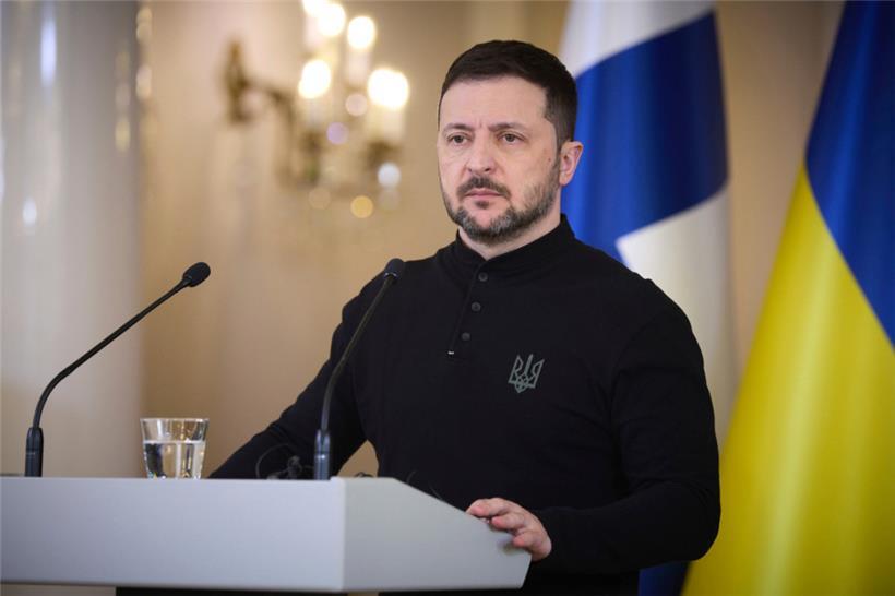 Der ukrainische Präsident Wolodymyr Selenskyj hört während einer Pressekonferenz
