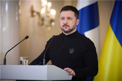 Der ukrainische Präsident Wolodymyr Selenskyj hört während einer Pressekonferenz
