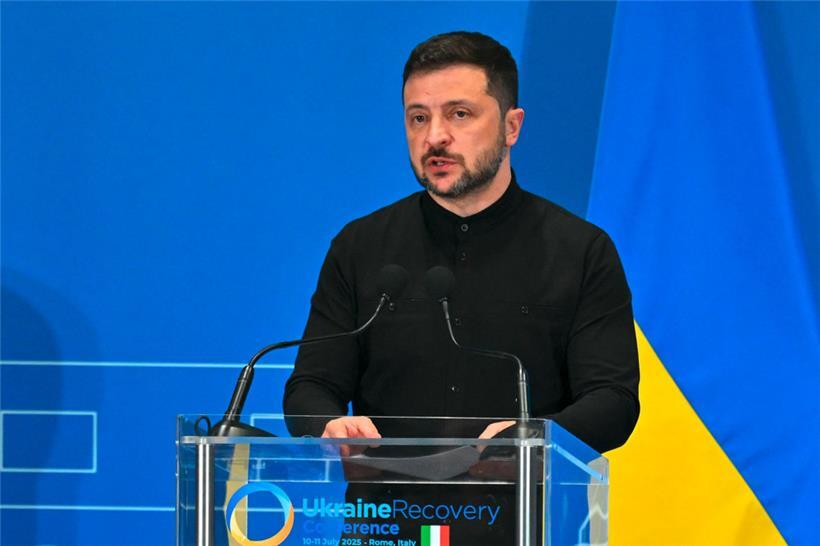 Der ukrainische Präsident Wolodymyr Selenskyj kündigte die Gespräche mit Russland am Montagabend an
