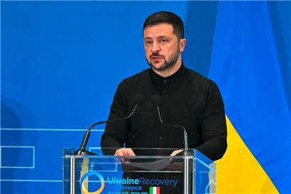Der ukrainische Präsident Wolodymyr Selenskyj kündigte die Gespräche mit Russland am Montagabend an
