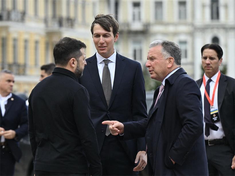 Der ukrainische Präsident Wolodymyr Selenskyj (l.) empfängt die US-Sondergesandten Steve Witkoff (r.) und Jared Kushner (M.) am 6. September 2026 in Kiew vor ihren Gesprächen, inmitten der russischen Invasion in der Ukraine