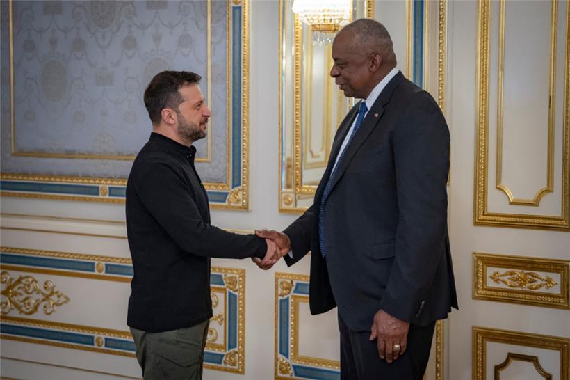 Der ukrainische Präsident Wolodymyr Selenskyj mit dem noch amtierenden US-Verteidigungsminister Lloyd Austin: Die Beziehungen dürften sich mit Trump abkühlen

