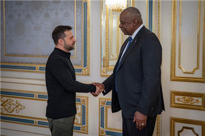 Der ukrainische Präsident Wolodymyr Selenskyj mit dem noch amtierenden US-Verteidigungsminister Lloyd Austin: Die Beziehungen dürften sich mit Trump abkühlen
