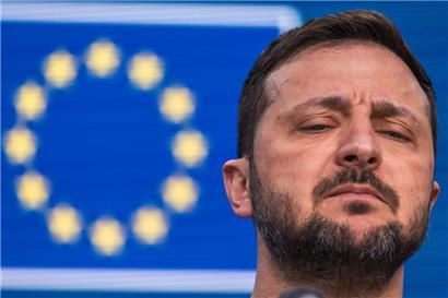 Der ukrainische Präsident Wolodymyr Selenskyj reagiert während einer Pressekonferenz bei einem EU-Gipfel in Brüssel
