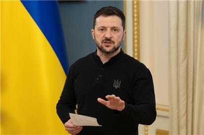 Der ukrainische Präsident Wolodymyr Selenskyj spricht während eines Briefings in Kiew
