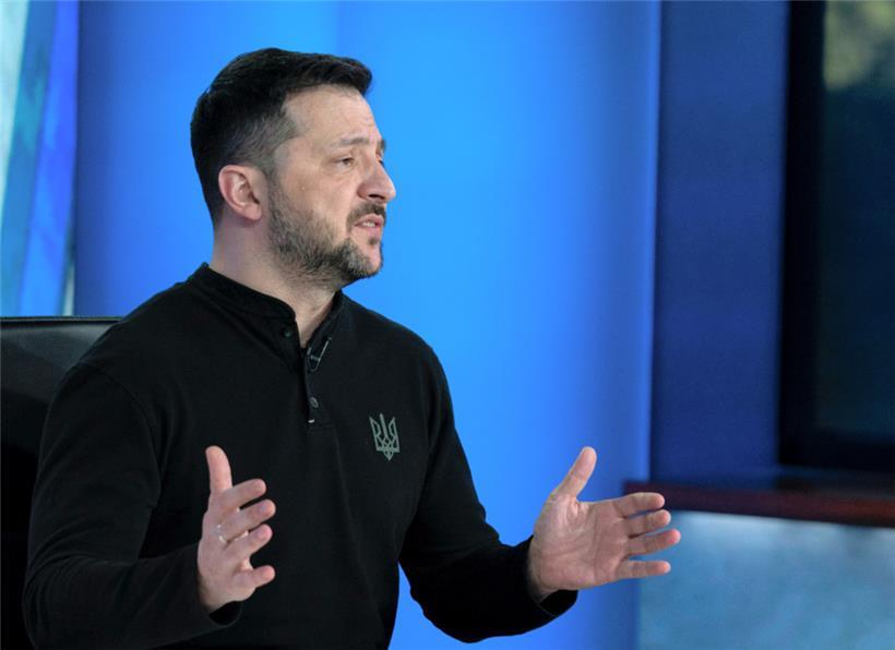 Der ukrainische Präsident, Wolodymyr Selenskyj, spricht während eines Interviews mit FOX News in Washington
