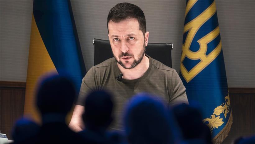 Der ukrainische Präsident Wolodymyr Selenskyj spricht per Video-Schalte bei einer Plenarsitzung zur Eröffnung des 51. Jahrestreffens des Weltwirtschaftsforums (WEF) in Davos zu den Teilnehmern

