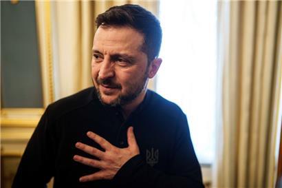 Der ukrainische Präsident Wolodymyr Selenskyj spricht zu Journalisten während einer Pressekonferenz
