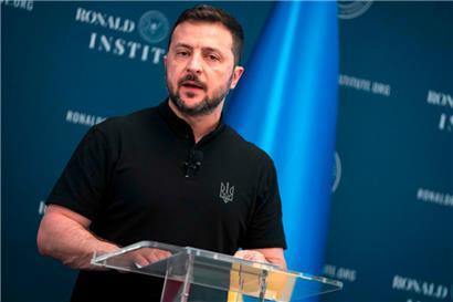 Der ukrainische Präsident Wolodymyr Selenskyj trifft sich mit führenden Vertretern der NATO, darunter auch Präsident Joe Biden, während der Krieg Russlands weitergeht
