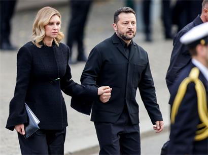 Der ukrainische Präsident Wolodymyr Selenskyj und First Lady Olena Selenska, als der Sarg mit König Harald V. von der Kathedrale in Oslo zur Festung Akershus getragen wird