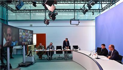 Der ukrainische Präsident Wolodymyr Selenskyj und der deutsche Bundeskanzler Friedrich Merz (r.) während der Videokonferenz der „Koalition der Willigen“
