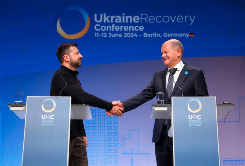 Der ukrainische Präsident Wolodymyr Selenskyj und der deutsche Kanzler Olaf Scholz nahmen an der Wiederaufbaukonferenz für die Ukraine teil
