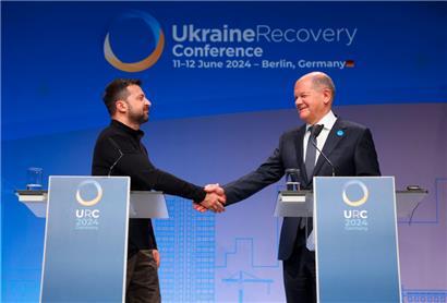 Der ukrainische Präsident Wolodymyr Selenskyj und der deutsche Kanzler Olaf Scholz nahmen an der Wiederaufbaukonferenz für die Ukraine teil
