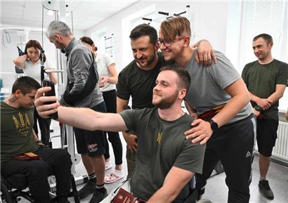 Der ukrainische Präsident Wolodymyr Selenskyj während eines Besuchs bei ukrainischen Kriegsversehrten in einem Rehabilitationszentrum 
