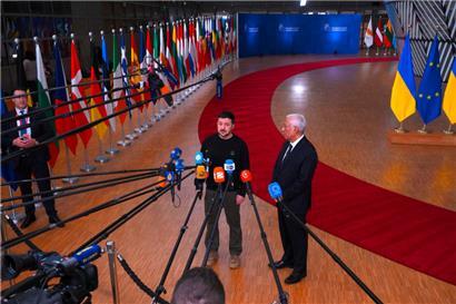 Der ukrainische Präsident Wolodymyr Selenskyj wurde vom neuen EU-Ratspräsidenten Antonio Costa in Brüssel empfangen
