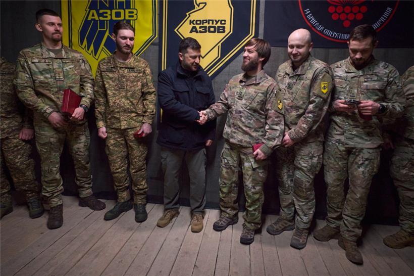 Der ukrainische Präsident Wolodymyr Selenskyj zeichnete jüngst verdienstvolle Verteidiger der ukrainischen Stadt Prokrowsk während eines Besuchs an der Front aus
