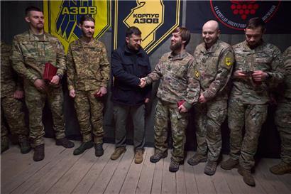 Der ukrainische Präsident Wolodymyr Selenskyj zeichnete jüngst verdienstvolle Verteidiger der ukrainischen Stadt Prokrowsk während eines Besuchs an der Front aus
