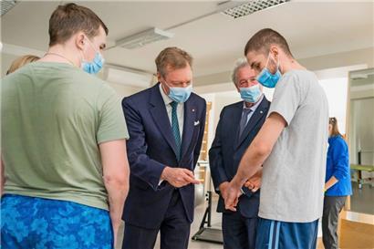 Der ukrainische Soldat Ivan Lipynskyi erklärt seine Verletzungen während Großherzog Henri und Außenminister Asselborn gebannt zuhören
