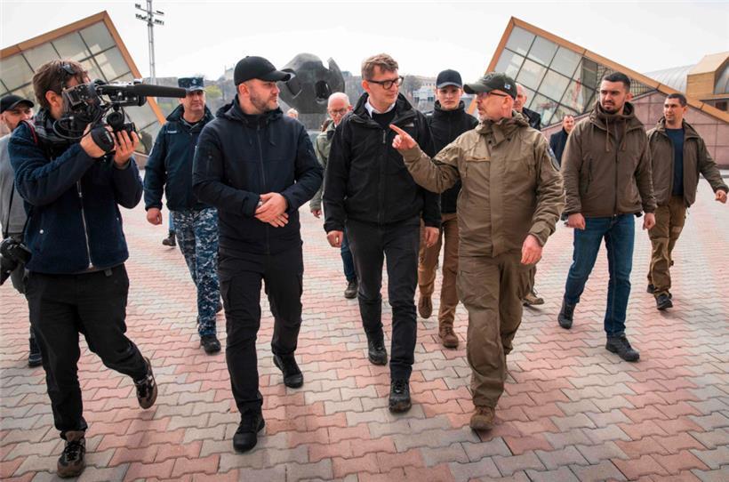 Der ukrainische Verteidigungsminister Oleksii Reznikov (rechts) und der dänische Verteidigungsminister Troels Lund Poulsen (Mitte) besuchen am 11. April den zivilen Teil des Hafens in Odessa, wo sie über die Verschiffung von Weizen aus der Ukraine informiert werden
