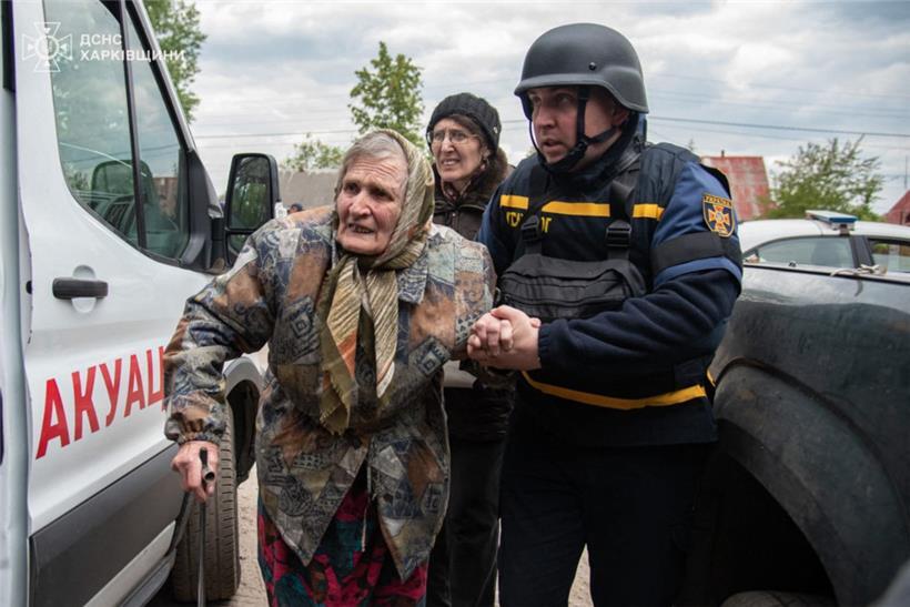 Der ukrainische Zivilschutz bringt Einwohner aus der Region Charkiw vor den anrückenden russischen Invasionstruppen in Sicherheit
