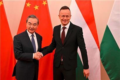 Der ungarische Außenminister Peter Szijjarto (r.) empfing am Montag den chinesischen Top-Diplomaten Wang Yi, der anschließend weiter nach Moskau reiste
