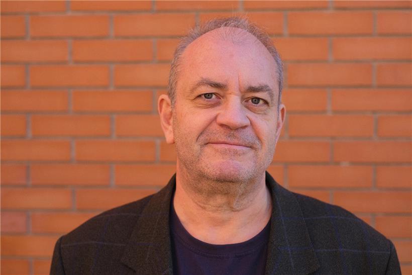 Porträt des ungarischen Journalisten Ákos Tóth in professionellem Umfeld