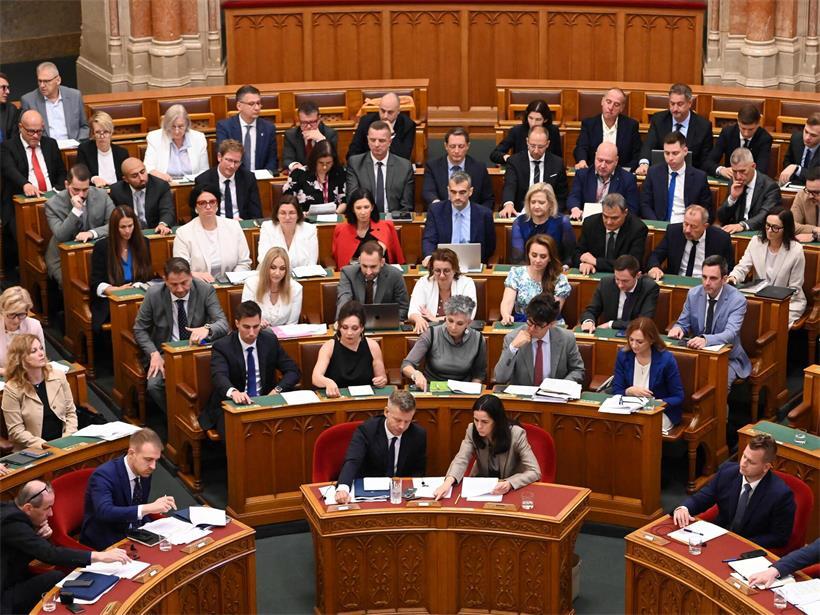 Ungarischer Ministerpräsident Péter Magyar und Außenministerin Anita Orbán stimmen im Parlamentsplenarsaal mit Abgeordneten ab