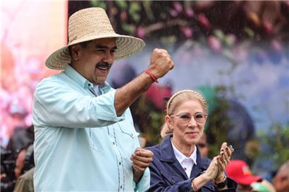 Der venezolanische Präsident Nicolas Maduro und seine Frau Cilia Flores begrüßen Anhänger während einer Kundgebung in Caracas
