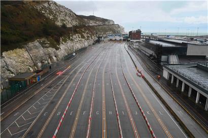 Der verwaiste Hafen von Dover: Frankreich und andere EU-Länder haben die Grenzen zum Vereinigten Königreich zeitweise geschlossen

