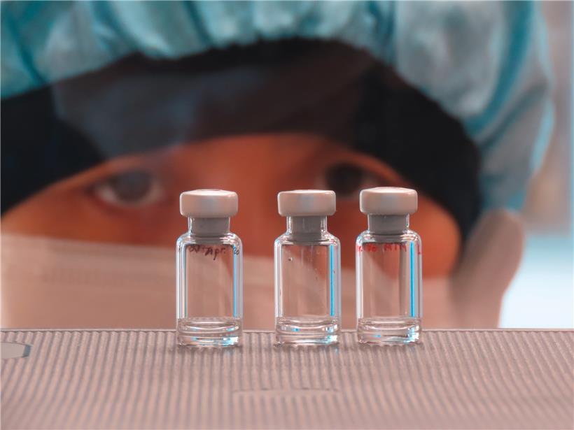 Der von der Universität Oxford und dem Pharmaunternehmen AstraZeneca entwickelte Corona-Impfstoff ist nach vorläufigen Studien zu 70 Prozent effizient. Das teilte die Firma am 23.11.2020 mit.
