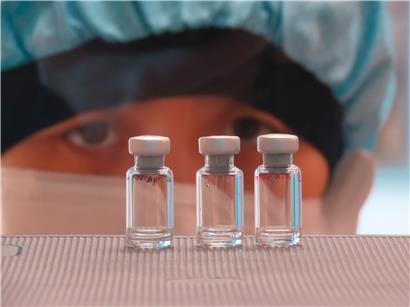 Der von der Universität Oxford und dem Pharmaunternehmen AstraZeneca entwickelte Corona-Impfstoff ist nach vorläufigen Studien zu 70 Prozent effizient. Das teilte die Firma am 23.11.2020 mit.
