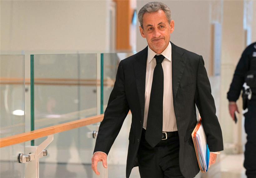 Der wegen Korruption zu einer einjährigen Freiheitsstrafe verurteilte Ex-Präsident Nicolas Sarkozy trägt seit Freitag eine elektronische Fußfessel
