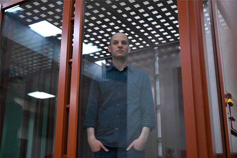 Der wegen Spionage angeklagte US-Journalist Evan Gershkovich blickt vor einer Anhörung im Jekaterinburger Bezirksgericht Swerdlowsk am 26. Juni 2024 aus einem gläsernen Angeklagtenkäfig heraus
