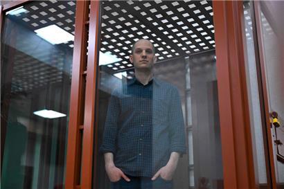 Der wegen Spionage angeklagte US-Journalist Evan Gershkovich blickt vor einer Anhörung im Jekaterinburger Bezirksgericht Swerdlowsk am 26. Juni 2024 aus einem gläsernen Angeklagtenkäfig heraus
