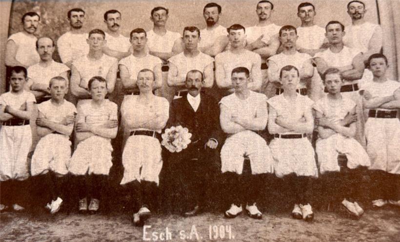 Der zehnjährige Henri Adam (vorne, 1.v.r.) in den Reihen des Schifflinger Turnvereins „Le Travail“
