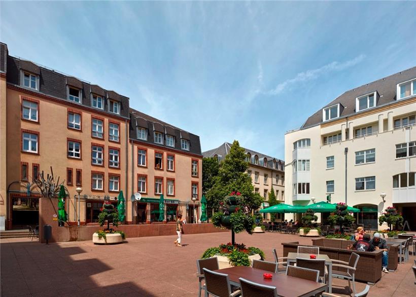 Der zentrale Boltgen-Platz mit den Gebäuden der SGT-Reding (Arch.: Paczowski-Fritsch) auf der rechten Seite und den Gebäuden des „Fonds du logement“ (Bogen: Welter-Kuhlmann) auf der linken Seite, an den Platz angrenzend das Kunstwerk der Architekten Flammang-Linster, eine Art Längstränke, genannt „Wëlle Mann“
