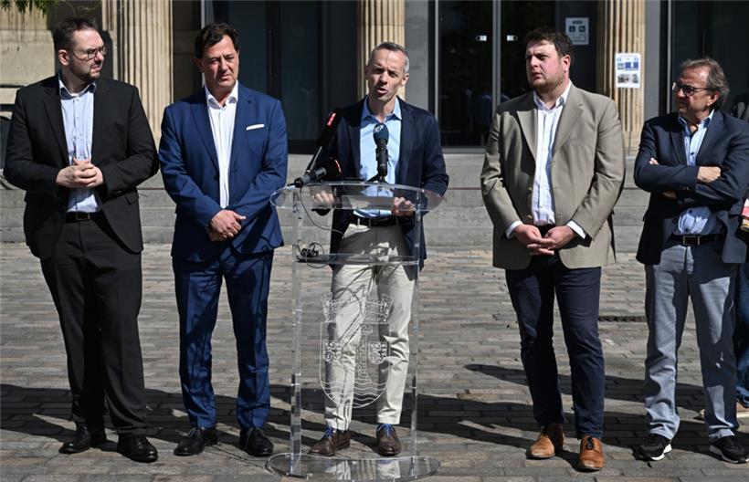 Der zukünftige Escher Schöffenrat (v.l.n.r.): Christian Weis, Pim Knaff, Georges Mischo, Meris Sehovic und André Zwally
