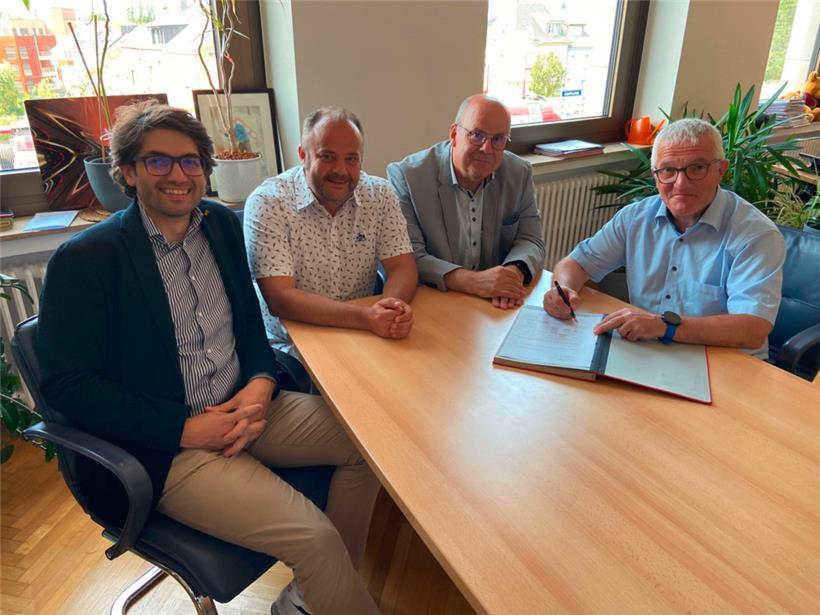 Der zukünftige Schifflinger Schöffenrat (v.l.n.r.): Rizo Agovic, Carlo Feiereisen (LSAP), Marc Spautz, Paul Weimerskirch (CSV)
