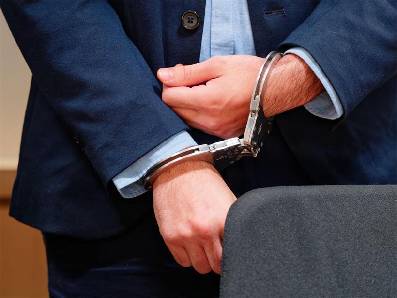 Angeklagter mit Handschellen im Verhandlungssaal des Landgerichts Zweibrücken, ehemals wohnhaft in Luxemburg