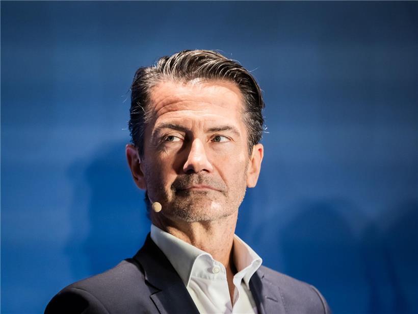 Porträt von Roland Weißmann, dem zurückgetretenen ORF-Generaldirektor, in formeller Kleidung