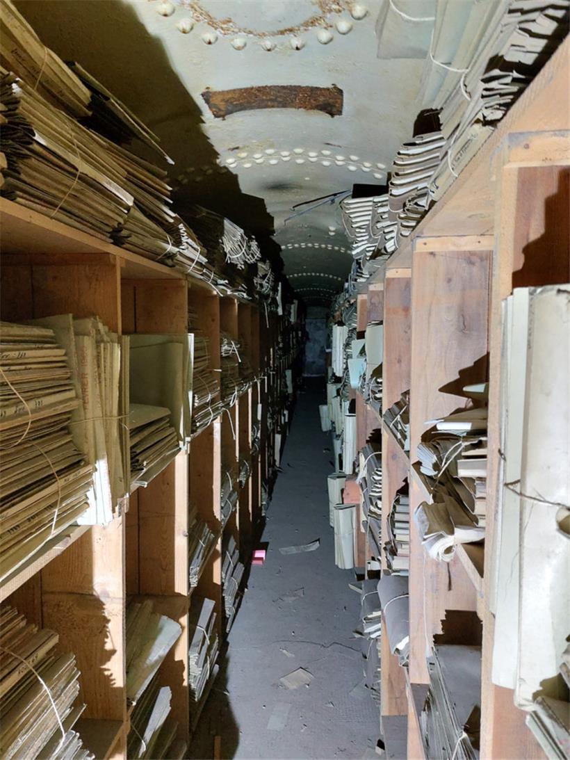 Der zweite Bunker erinnert an ein metallenes Rohr, an ein langes, schmales U-Boot. Die Dokumente stammen aus der Nachkriegszeit.
