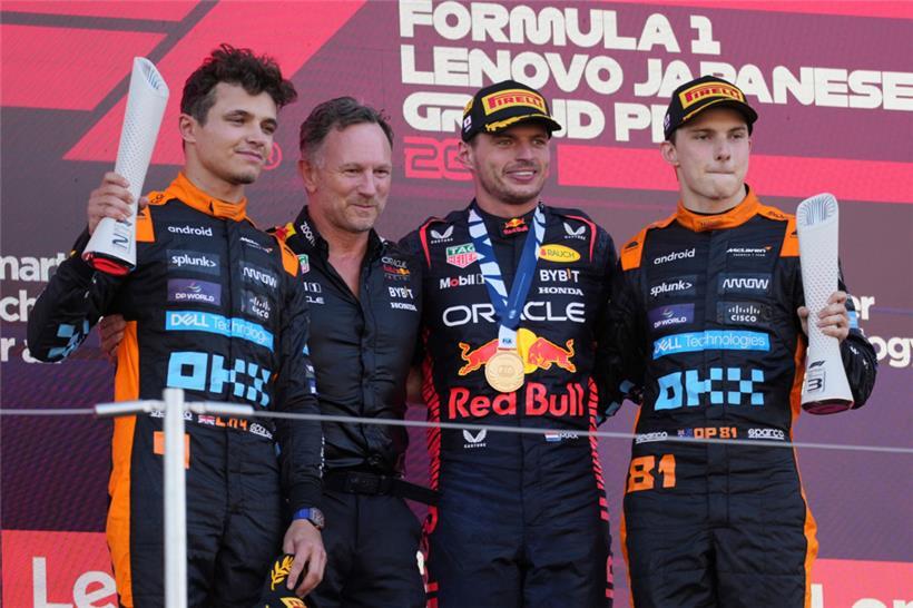 Der zweitplatzierte McLaren-Pilot Lando Norris, Red-Bull-Teamchef Christian Horner, der Sieger, Red-Bull-Pilot Max Verstappen, und der drittplatzierte McLaren-Pilot Oscar Piastri (v.l.n.r.) feiern auf dem Podium
