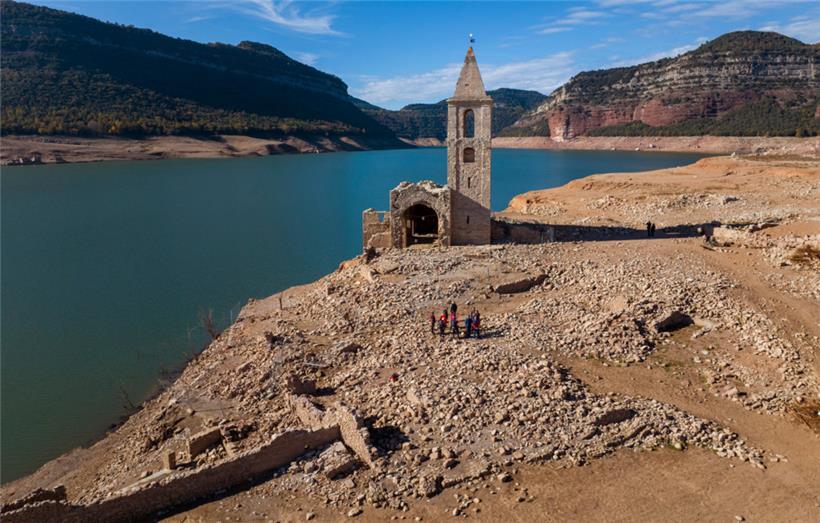 Der Glockenturm der Sant-Romà-Kirche in Vilanova de Sau ist normalerweise von Wasser bedeckt. Wegen der Dürre ist das Gebäude, das mit dem Bau der Talsperre vor 50 Jahren in den Fluten versank, wieder vollständig zu sehen.
